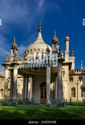 Brighton è una località balneare situata sulla costa meridionale dell'Inghilterra, nella contea del Sussex orientale. Il Royal Pavilion, un'ex residenza reale. Foto Stock