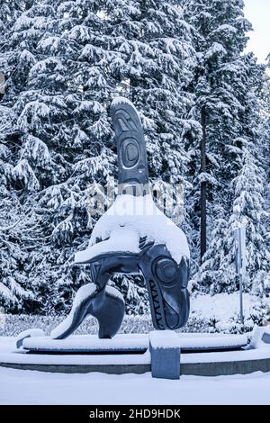 Scultura in bronzo dell'orca di Bill Reid Capo del mondo sottomarino, inverno, fuori dall'acquario di Vancouver, Stanley Park, Vancouver, British Columbia, Canada Foto Stock