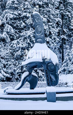 Scultura in bronzo dell'orca di Bill Reid Capo del mondo sottomarino, inverno, fuori dall'acquario di Vancouver, Stanley Park, Vancouver, British Columbia, Canada Foto Stock