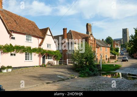 Kersey, Suffolk, Inghilterra, Gran Bretagna, Sep 15th 2020. Vista della strada principale di Kersey verso il ford e la chiesa Foto Stock