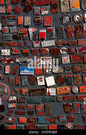 Una selezione di badge e magneti da frigorifero raffiguranti varie organizzazioni russe ed eventi patriottici. San Pietroburgo, Russia. Foto Stock