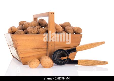 Raccolto in legno ceste piene di noci isolate su sfondo bianco Foto Stock