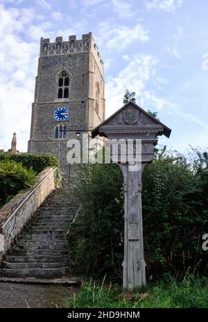 Kersey, Suffolk, Inghilterra, Gran Bretagna, Sep 15th 2020. Vista della chiesa di St Mary Kersey e cartello del villaggio Foto Stock