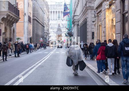 Roma, Italia. 04th Jan 2022. Un senzatetto cammina lungo Via del corso a Roma (Photo by Matteo Nardone/Pacific Press) Credit: Pacific Press Media Production Corp./Alamy Live News Foto Stock