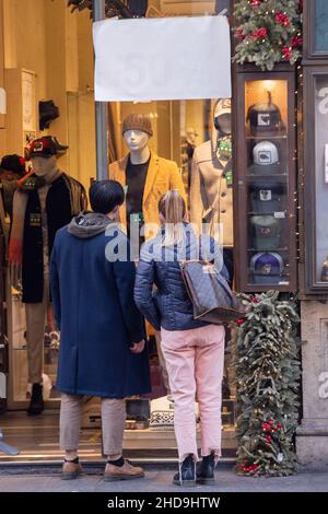 Roma, Italia. 04th Jan 2022. Persone di fronte a una vetrina dove il cartello di vendita invernale è ancora oscurato (Foto di Matteo Nardone/Pacific Press) credito: Pacific Press Media Production Corp./Alamy Live News Foto Stock