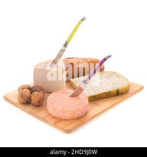 Assortimento di formaggi e pane sul tagliere isolato su sfondo bianco Foto Stock