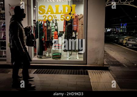 Roma, Italia. 04th Jan 2022. I negozi si sono allestiti per le vendite di fine stagione a Roma il 4 gennaio 2022. (Foto di Andrea Ronchini/Pacific Press) Credit: Pacific Press Media Production Corp./Alamy Live News Foto Stock