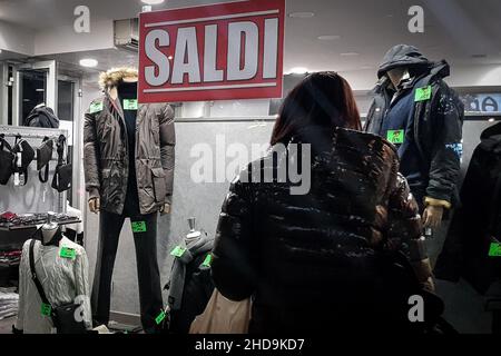 Roma, Italia. 04th Jan 2022. I negozi si sono allestiti per le vendite di fine stagione a Roma il 4 gennaio 2022. (Foto di Andrea Ronchini/Pacific Press) Credit: Pacific Press Media Production Corp./Alamy Live News Foto Stock