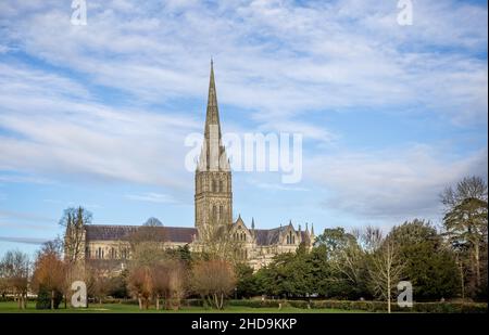 Cattedrale di Salisbury in stile gotico presa a Salisbury, Wiltshire, Regno Unito il 4 gennaio 2022 Foto Stock