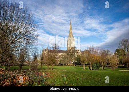 Cattedrale di Salisbury in stile gotico presa a Salisbury, Wiltshire, Regno Unito il 4 gennaio 2022 Foto Stock