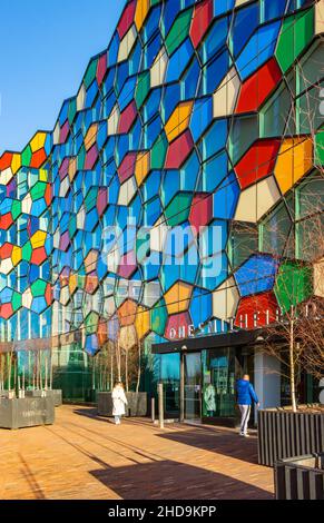 Pannelli colorati in vetro pentagono su un edificio di uffici Smithfield ad Hanley a Stoke on Trent Foto Stock
