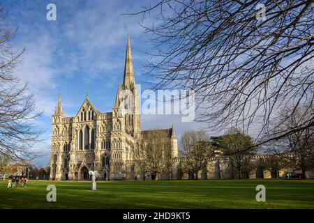 Cattedrale di Salisbury in stile gotico presa a Salisbury, Wiltshire, Regno Unito il 4 gennaio 2022 Foto Stock