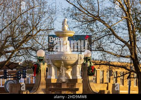 Paris Texas, DEC 22 2021 - Vista pomeridiana della storica Fontana di Culbertson a Confederate Square Foto Stock