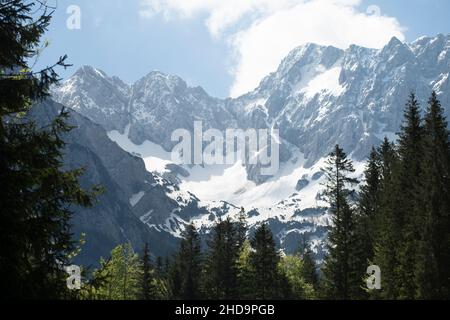 Una splendida vista sulle montagne bianche innevate Foto Stock