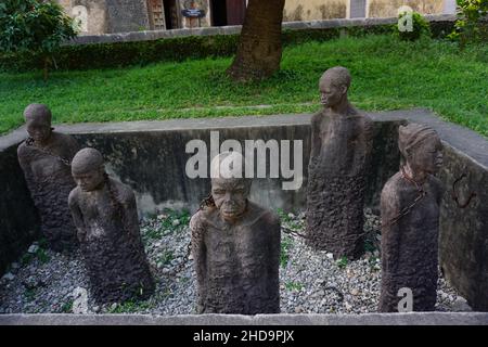 Il Memoriale del mercato degli schiavi a Stone Town, Zanzibar, Tanzania 2021, creato dallo scultore Clara Sornas nel 1998 Foto Stock