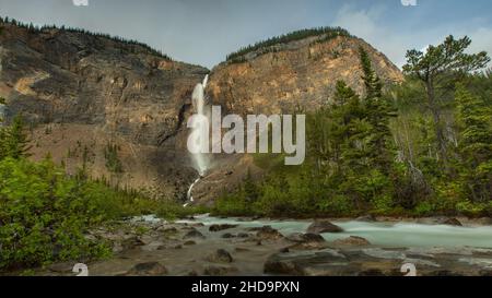 Bella scena di cascate di Takakkaw nel Parco Nazionale di Yoho, British Columbia, Canad, un cielo nuvoloso Foto Stock