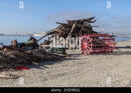 Long Beach, California, Stati Uniti. 4th Jan 2022. Il relitto della Newport Princess, un battello a pale in stile Mississippi di 77 anni, lungo 61,5 metri, costeggiò la costa a Long Beach. La nave affondò a dicembre e si lavò a terra durante la tempesta della scorsa settimana. (Credit Image: © Ron Lyon/ZUMA Press Wire) Foto Stock