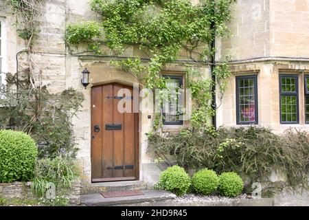 Bella casa in pietra con porta in legno Burford Foto Stock