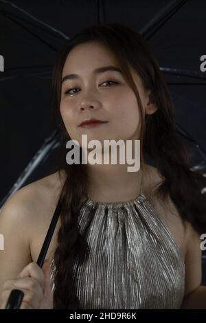 Ritratto di una bella ragazza sorridente dal Vietnam con un ombrello Foto Stock