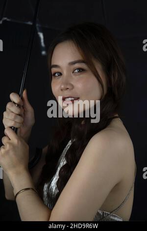 Ritratto di una bella ragazza sorridente dal Vietnam con un ombrello Foto Stock