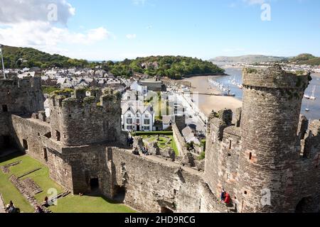 Vista sul fiume Conway e sulla città dalle mura del castello Foto Stock