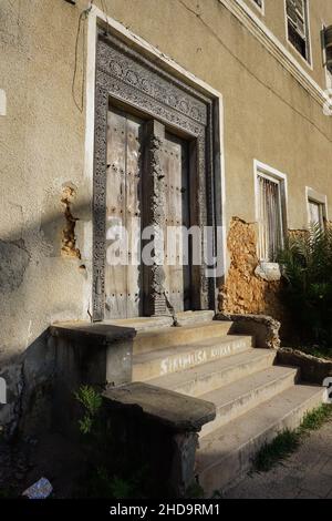 Porta in legno con ornamenti intagliati in Stone Town, Zanzibar, Tanzania 2021 Foto Stock