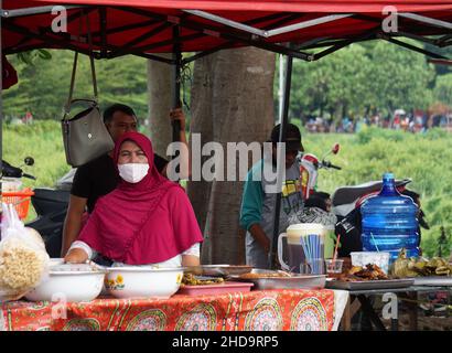 Il venditore di cibo indonesiano e bevande presso la corte alimentare su Simpang Lima Gumul auto-free giorno Foto Stock