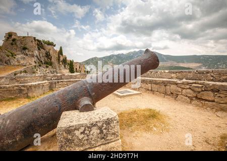 Vecchio cannone storico nella fortezza di montagna Klis situato a nord-est di Spalato, Croazia, Europa. Foto Stock