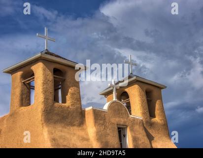 Missione di San Francisco de Asis con croci di legno bianco in cima alle torri campanarie gemelle Foto Stock