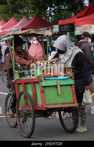 Il venditore di cibo indonesiano e bevande presso la corte alimentare su Simpang Lima Gumul auto-free giorno Foto Stock