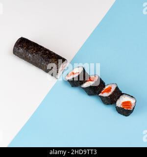 Sushi rotolini giapponesi freschi e tradizionali su uno sfondo luminoso Foto Stock