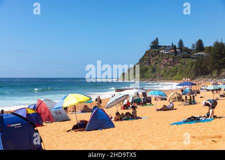 Newport Beach Sydney Australia in una giornata estiva con persone che godono del caldo sole, Sydney, NSW, Australia Foto Stock