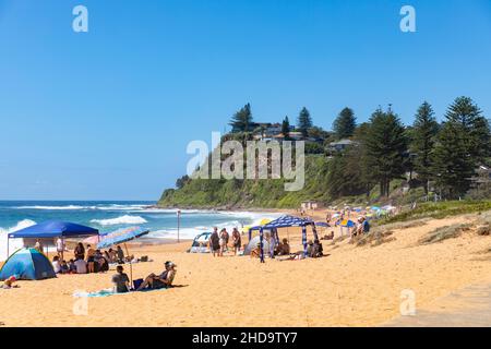 Newport Beach Sydney Australia in una giornata estiva con persone che godono del caldo sole, Sydney, NSW, Australia Foto Stock