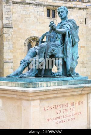 Statua di Costantino il grande a York Foto Stock