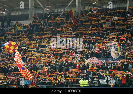 LENS, FRANCIA - GENNAIO 4: Tifosi di RC Lens durante la partita di Coppa Francese tra Racing Club de Lens e LOSC Lille allo Stade Bollaert-Delelis il 4 gennaio 2022 a Lens, Francia (Foto di Jeroen Meuwsen/Orange Pictures) Foto Stock