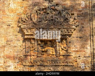 Flying palazzo sul muro di mattoni della Torre ottagonale in Prasat Sambor - Sambor Prei Kuk, Cambogia Foto Stock