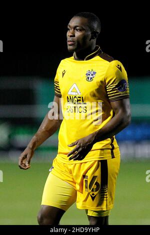 Sutton, Regno Unito. 04th Jan 2022. Isaac Olaofe di Sutton United durante la partita EFL Papa JohnÕs Trophy tra Sutton United e Colchester United a Gander Green Lane, Sutton, Inghilterra, il 4 gennaio 2022. Foto di Carlton Myrie. Solo per uso editoriale, licenza richiesta per uso commerciale. Nessun utilizzo nelle scommesse, nei giochi o nelle pubblicazioni di un singolo club/campionato/giocatore. Credit: UK Sports Pics Ltd/Alamy Live News Foto Stock