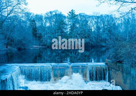 Foglie di albero essiccato oltre al fiume fluente e diga di Man-made. Questa foto è stata catturata in montagne bianche. Foto Stock