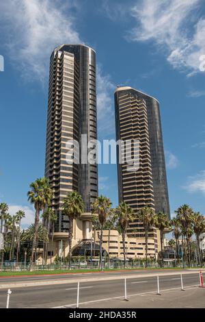 San Diego, California, Stati Uniti d'America - 4 ottobre 2021: Le torri del Harbour Club si erigono sotto il paesaggio azzurro. Foto Stock