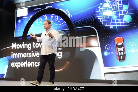 Las Vegas, Stati Uniti. 04th Jan 2022. Cristiano Amon, presidente e Amministratore Delegato della società di chip Qualcomm, parla al CES Technology Trade Show. Lo specialista di chip Qualcomm vuole sfidare la posizione di Intel nel settore dei PC. Attualmente, i processori compatibili con la tecnologia Intel dominano i computer Windows. Negli smartphone e nei tablet, invece, ha prevalso l'architettura del chip designer britannico Arm, sul cui principio Qualcomm produce i suoi chip. (A dpa: "Qualcomm vuole sostituire i chip Intel nei PC") credito: Andrej Sokolow/dpa/Alamy Live News Foto Stock