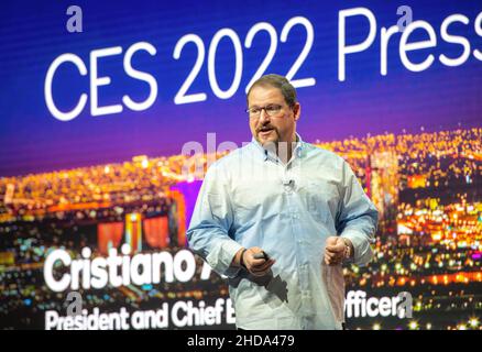 Las Vegas, Stati Uniti. 04th Jan 2022. Cristiano Amon, presidente e Amministratore Delegato della società di chip Qualcomm, parla al CES Technology Trade Show. Lo specialista di chip Qualcomm vuole sfidare la posizione di Intel nel settore dei PC. Attualmente, i processori compatibili con la tecnologia Intel dominano i computer Windows. Negli smartphone e nei tablet, invece, ha prevalso l'architettura del chip designer britannico Arm, sul cui principio Qualcomm produce i suoi chip. (A dpa: "Qualcomm vuole sostituire i chip Intel nei PC") credito: Andrej Sokolow/dpa/Alamy Live News Foto Stock