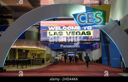 Las Vegas, Stati Uniti. 04th Jan 2022. Il logo del CES TECH show è appeso sull'ingresso del Las Vegas Convention Center. Credit: Andrej Sokolow/dpa/Alamy Live News Foto Stock