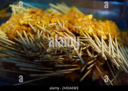 CIBO TAILANDESE, Satay di maiale nel mercato locale Foto Stock