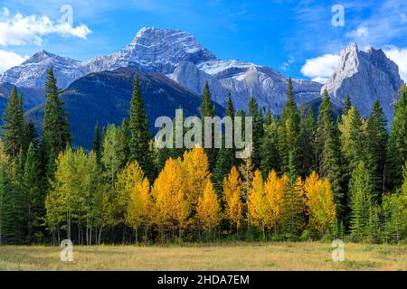 Il monte Lougheed è una montagna di 3.107 metri (10.194 piedi) a tripla vetta situata tra il lago artificiale Spray Lakes e la valle del vento della regione di Kananaskis Foto Stock