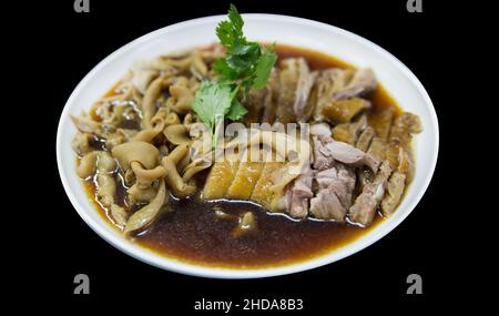 Vista dall'alto della carne di anatra al vapore, della carne di anatra e dell'intestino di anatra, nella zuppa marrone cinese, fuoco selettivo. Foto Stock