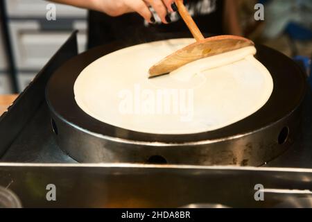 Primo piano per preparare deliziosi pancake dolci e salati, focus selective Foto Stock