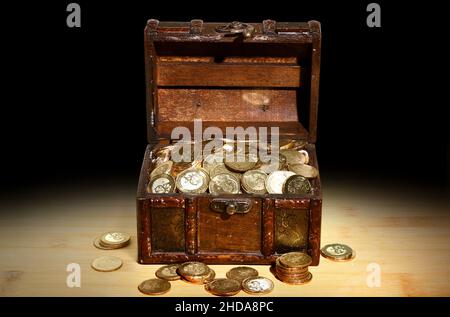Scrigno con monete d oro Foto Stock