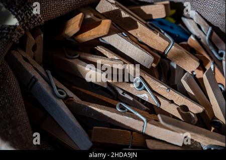 pile assortite di vecchi spilli di panni in un sacchetto utilizzato per appendere il bucato bagnato Foto Stock