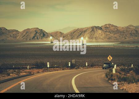 Il sistema di generazione solare elettrico di Ivanpah impianto termico solare concentrato nel deserto di Mojave vicino a Prom e Las Vegas Nevada, Stati Uniti di Am Foto Stock