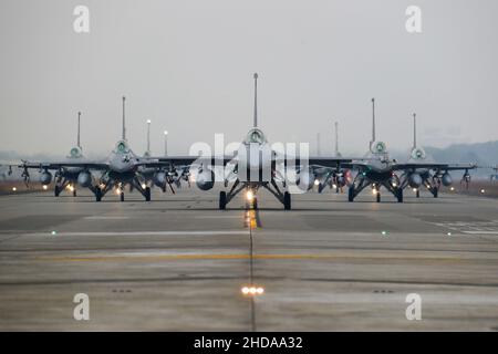 Chiayi, Chiayi, Taiwan. 5th Jan 2022. I jet fighter F-16V sono visti tassare sulla pista alla base dell'aeronautica militare, mentre l'esercito taiwanese conduce un trivello per il miglioramento della preparazione prima del Capodanno cinese, tra le crescenti minacce della Cina. Taiwan ha dovuto far fronte a minacce intensificanti da parte di Pechino, tra cui un numero record di aerei da guerra PLA che volano nella sua ADIZ, mentre gli Stati Uniti hanno approvato ulteriori vendite di armi a Taipei. (Credit Image: © Daniel Ceng Shou-Yi/ZUMA Press Wire) Credit: ZUMA Press, Inc./Alamy Live News Foto Stock